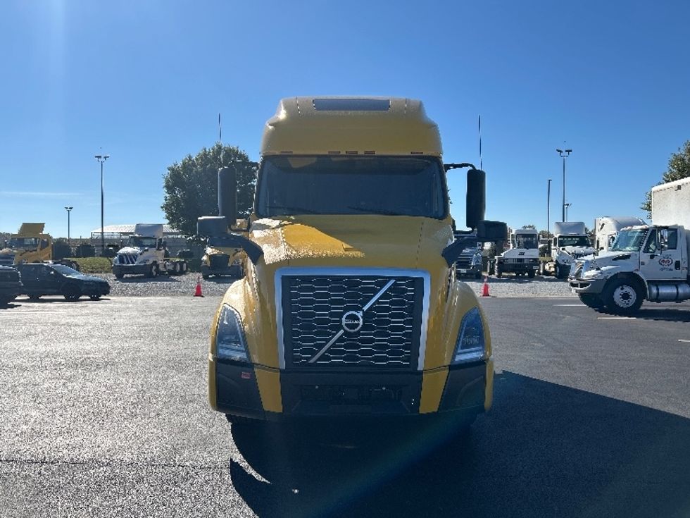 2022 Volvo Truck VNL photo 2