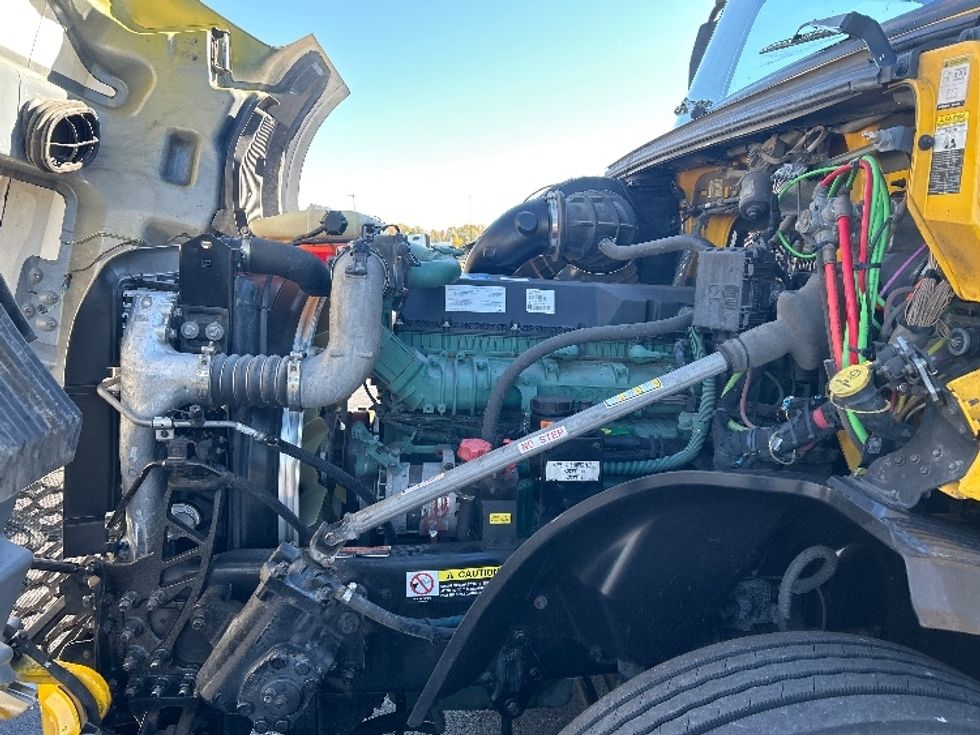 Sleeper Tractor-Heavy Duty Tractors-Volvo-2022-VNL64760-Madison-AL-286,847\n\t\tmiles-$ 92,000 - Image 21