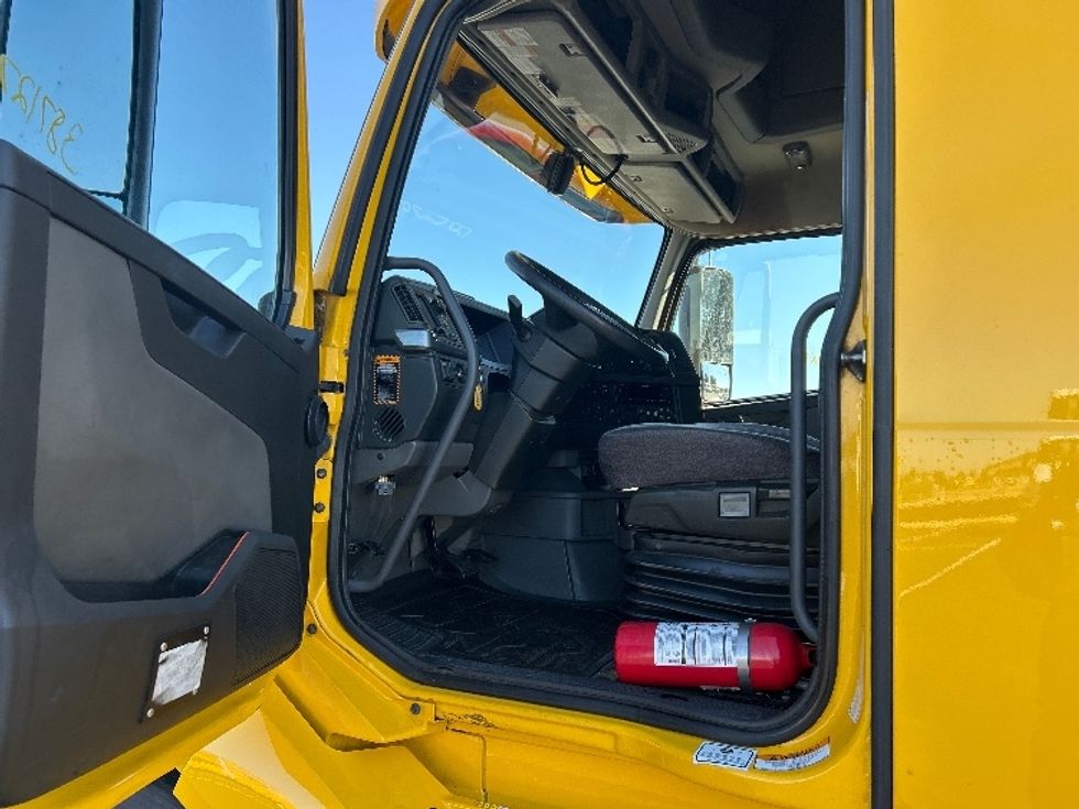 Sleeper Tractor-Heavy Duty Tractors-Volvo-2022-VNL64760-Madison-AL-286,847\n\t\tmiles-$ 92,000 - Image 9