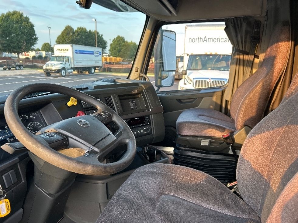 Sleeper Tractor-Heavy Duty Tractors-Volvo-2022-VNL64760-Madison-AL-534,241\n\t\tmiles-$ 71,500 - Image 10