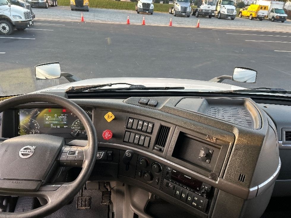 Sleeper Tractor-Heavy Duty Tractors-Volvo-2022-VNL64760-Madison-AL-534,241\n\t\tmiles-$ 71,500 - Image 12