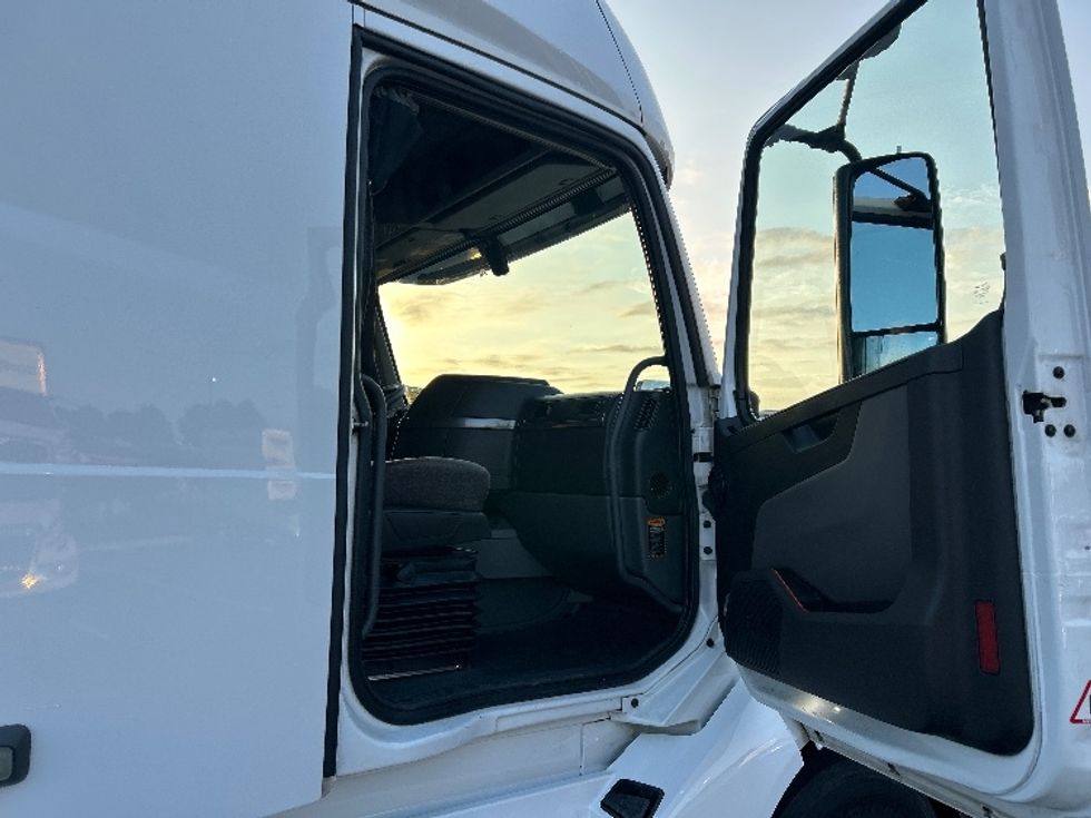 Sleeper Tractor-Heavy Duty Tractors-Volvo-2022-VNL64760-Madison-AL-534,241\n\t\tmiles-$ 71,500 - Image 13