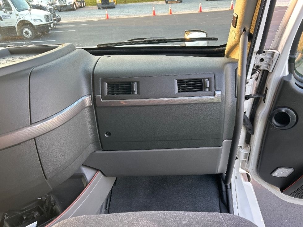 Sleeper Tractor-Heavy Duty Tractors-Volvo-2022-VNL64760-Madison-AL-534,241\n\t\tmiles-$ 71,500 - Image 14