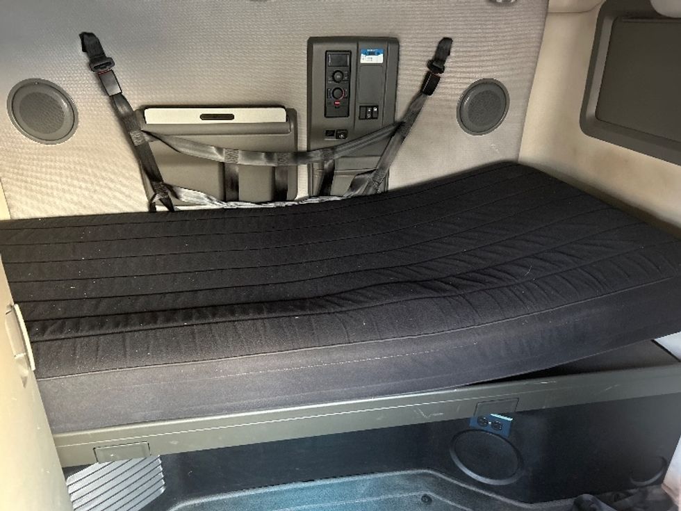 Sleeper Tractor-Heavy Duty Tractors-Volvo-2022-VNL64760-Madison-AL-534,241\n\t\tmiles-$ 71,500 - Image 16