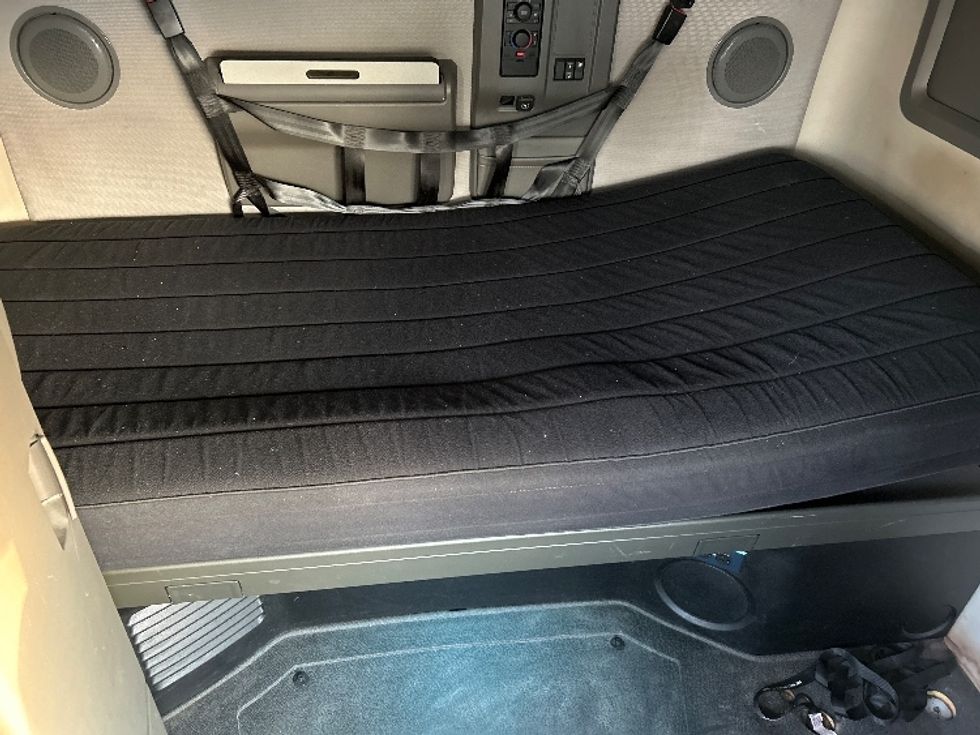 Sleeper Tractor-Heavy Duty Tractors-Volvo-2022-VNL64760-Madison-AL-534,241\n\t\tmiles-$ 71,500 - Image 17