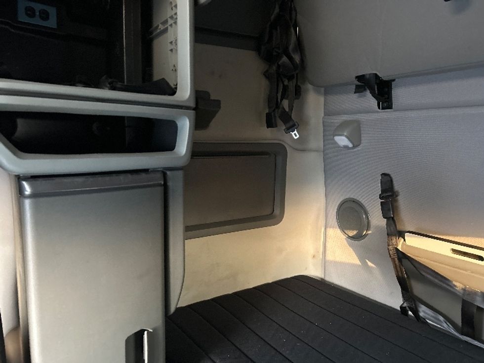 Sleeper Tractor-Heavy Duty Tractors-Volvo-2022-VNL64760-Madison-AL-534,241\n\t\tmiles-$ 71,500 - Image 19