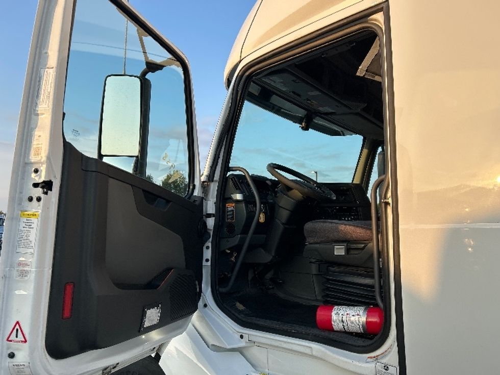 Sleeper Tractor-Heavy Duty Tractors-Volvo-2022-VNL64760-Madison-AL-534,241\n\t\tmiles-$ 71,500 - Image 9