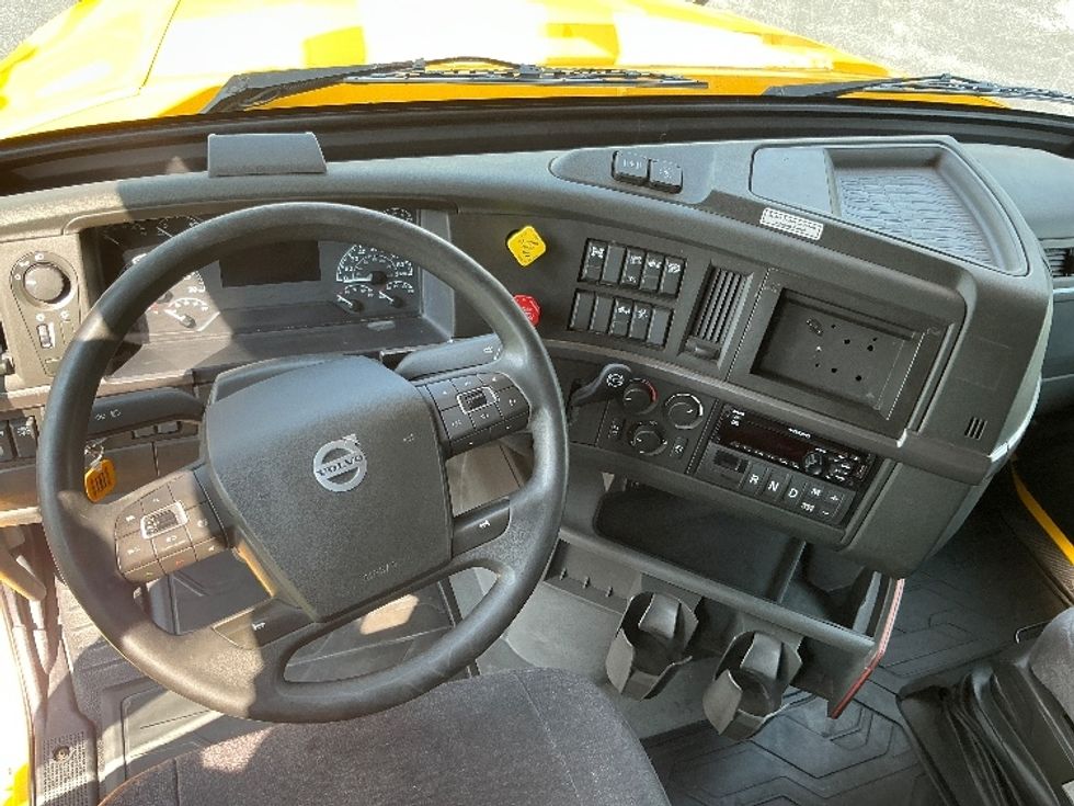 Sleeper Tractor-Heavy Duty Tractors-Volvo-2022-VNL64760-Manassas-VA-525,763\n\t\tmiles-$ 64,750 - Image 11