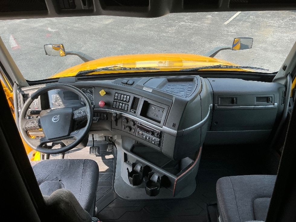 Sleeper Tractor-Heavy Duty Tractors-Volvo-2022-VNL64760-Manassas-VA-525,763\n\t\tmiles-$ 64,750 - Image 12