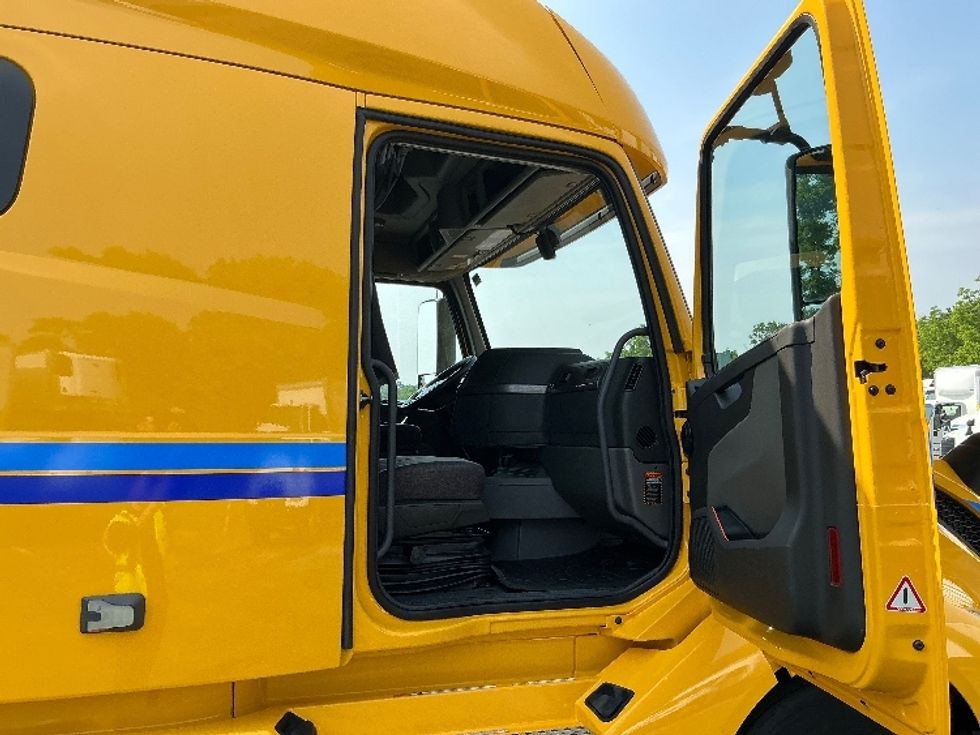 Sleeper Tractor-Heavy Duty Tractors-Volvo-2022-VNL64760-Manassas-VA-525,763\n\t\tmiles-$ 64,750 - Image 13