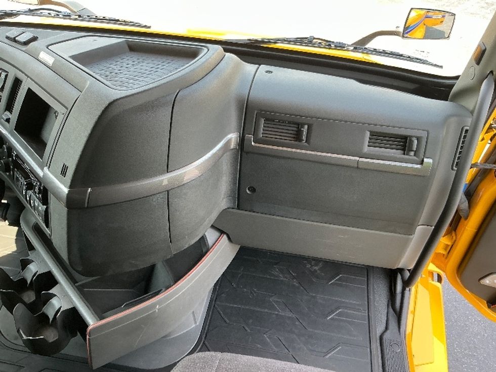 Sleeper Tractor-Heavy Duty Tractors-Volvo-2022-VNL64760-Manassas-VA-525,763\n\t\tmiles-$ 64,750 - Image 14