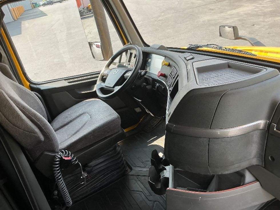 Sleeper Tractor-Heavy Duty Tractors-Volvo-2022-VNL64760-Manassas-VA-525,763\n\t\tmiles-$ 64,750 - Image 15