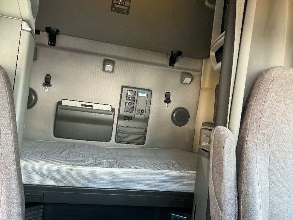 Sleeper Tractor-Heavy Duty Tractors-Volvo-2022-VNL64760-Manassas-VA-525,763\n\t\tmiles-$ 64,750 - Image 16