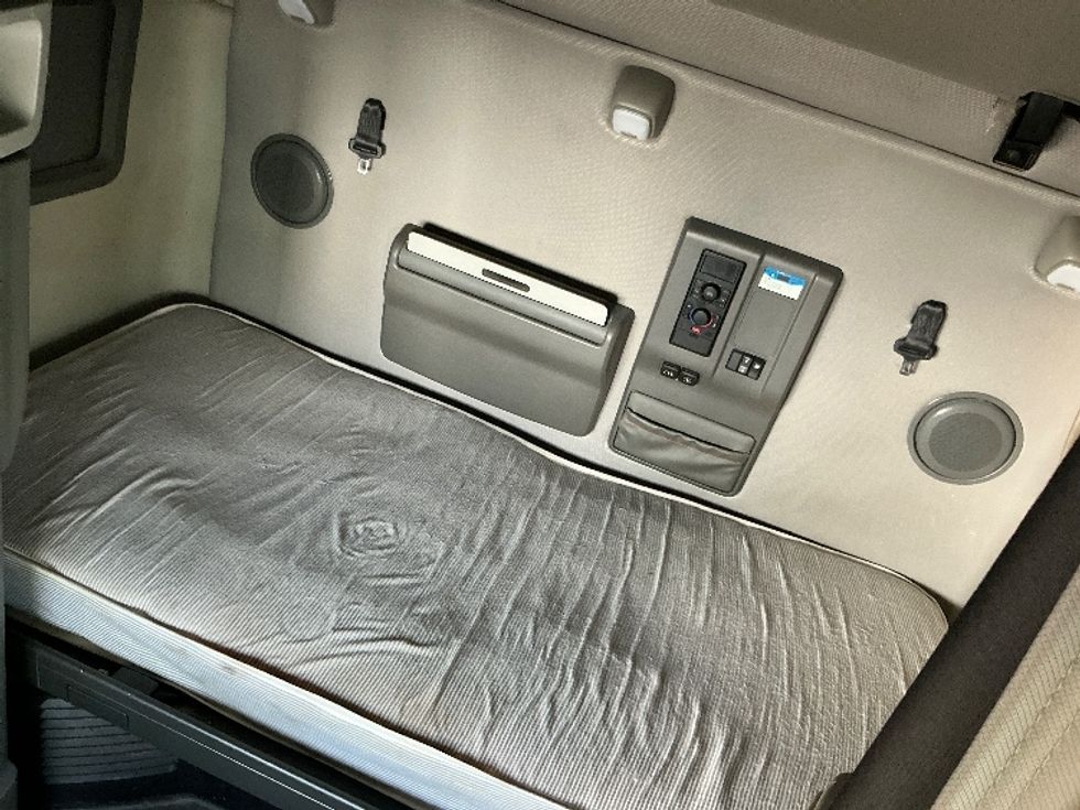 Sleeper Tractor-Heavy Duty Tractors-Volvo-2022-VNL64760-Manassas-VA-525,763\n\t\tmiles-$ 64,750 - Image 17