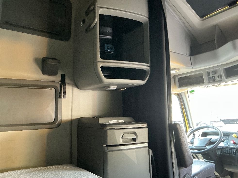 Sleeper Tractor-Heavy Duty Tractors-Volvo-2022-VNL64760-Manassas-VA-525,763\n\t\tmiles-$ 64,750 - Image 18