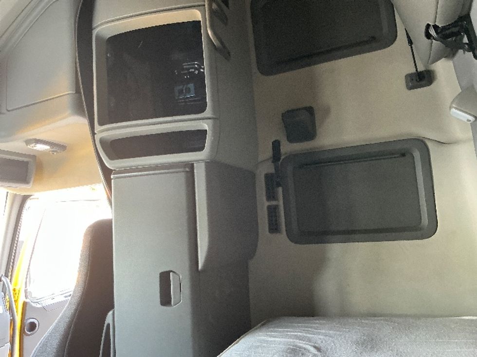 Sleeper Tractor-Heavy Duty Tractors-Volvo-2022-VNL64760-Manassas-VA-525,763\n\t\tmiles-$ 64,750 - Image 19