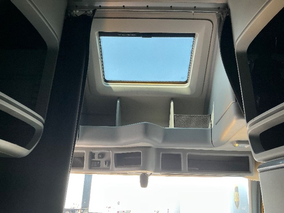 Sleeper Tractor-Heavy Duty Tractors-Volvo-2022-VNL64760-Manassas-VA-525,763\n\t\tmiles-$ 64,750 - Image 22