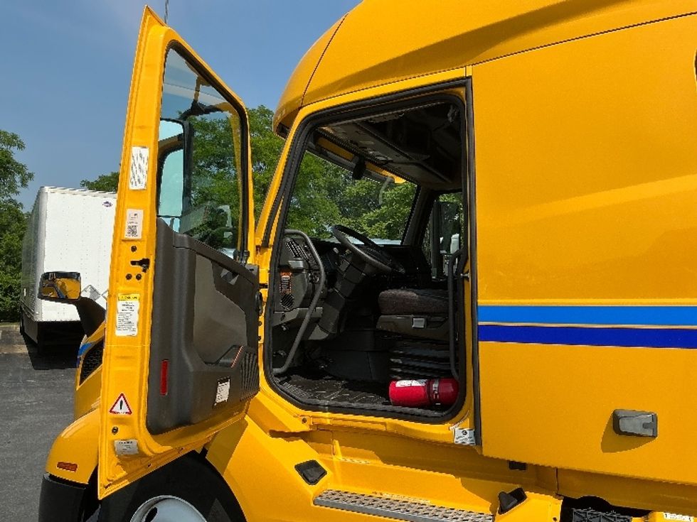 Sleeper Tractor-Heavy Duty Tractors-Volvo-2022-VNL64760-Manassas-VA-525,763\n\t\tmiles-$ 64,750 - Image 9