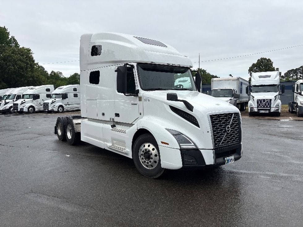Sleeper Tractor-Heavy Duty Tractors-Volvo-2022-VNL64760-Mebane-NC-500,757\n\t\tmiles-$ 72,000 - Image 1