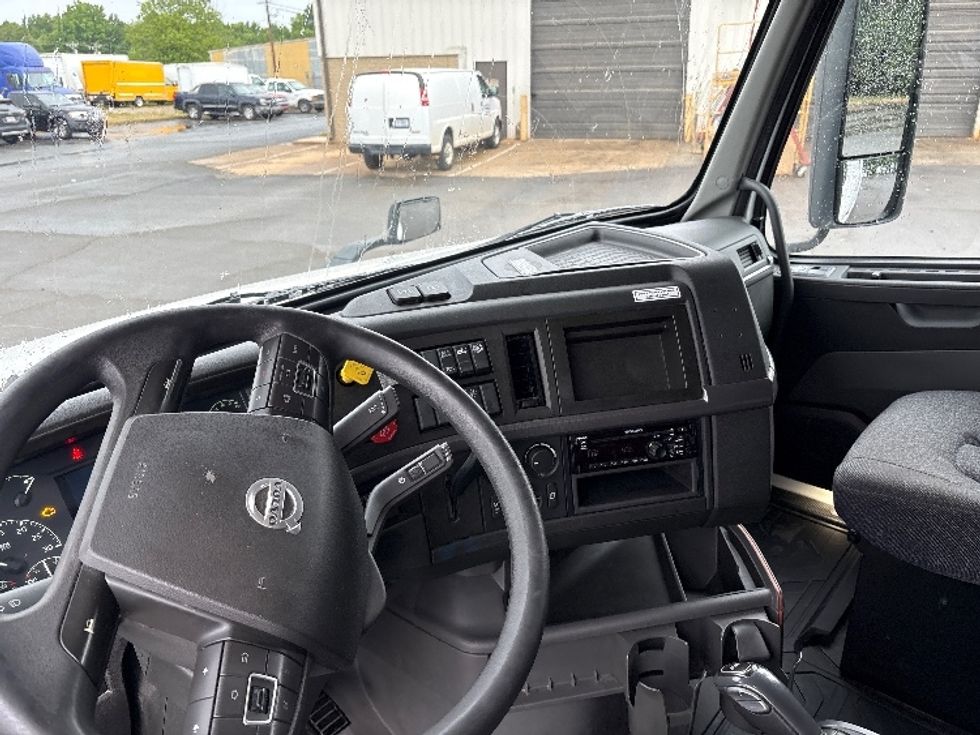Sleeper Tractor-Heavy Duty Tractors-Volvo-2022-VNL64760-Mebane-NC-500,757\n\t\tmiles-$ 72,000 - Image 10