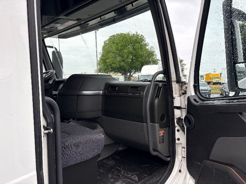 Sleeper Tractor-Heavy Duty Tractors-Volvo-2022-VNL64760-Mebane-NC-500,757\n\t\tmiles-$ 72,000 - Image 13