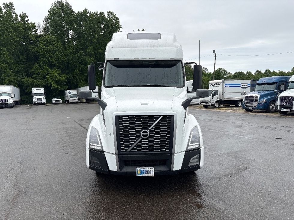 Sleeper Tractor-Heavy Duty Tractors-Volvo-2022-VNL64760-Mebane-NC-500,757\n\t\tmiles-$ 72,000 - Image 2