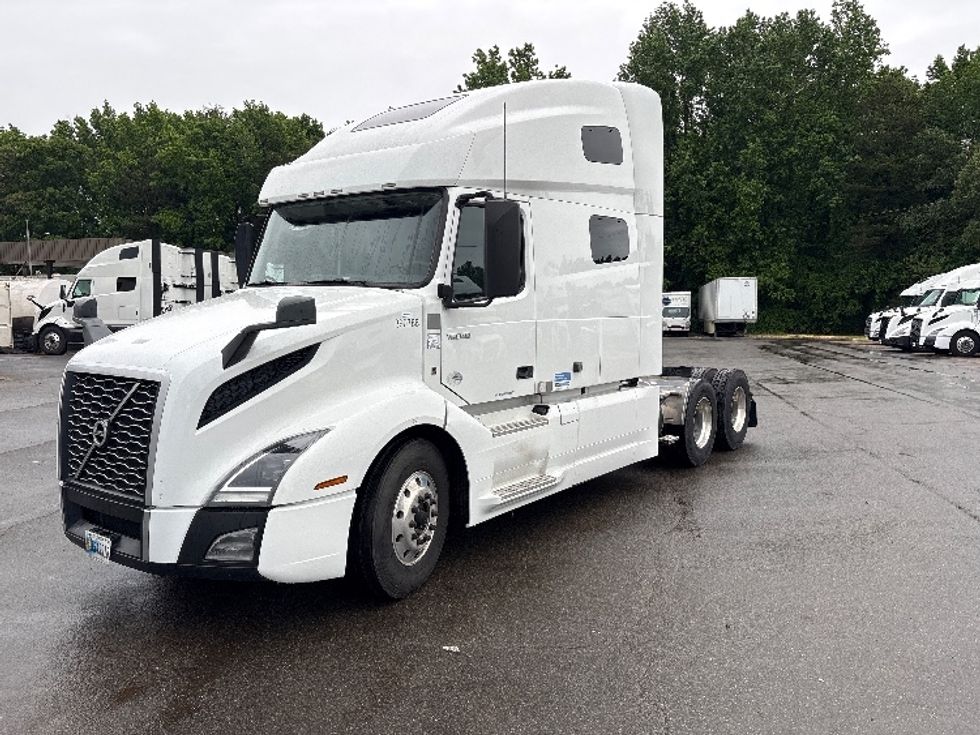 Sleeper Tractor-Heavy Duty Tractors-Volvo-2022-VNL64760-Mebane-NC-500,757\n\t\tmiles-$ 72,000 - Image 3