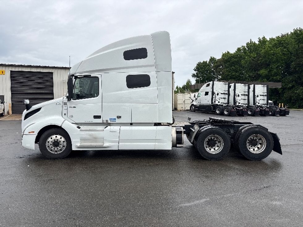 Sleeper Tractor-Heavy Duty Tractors-Volvo-2022-VNL64760-Mebane-NC-500,757\n\t\tmiles-$ 72,000 - Image 4