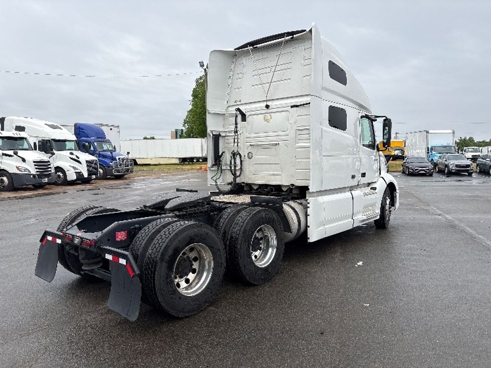Sleeper Tractor-Heavy Duty Tractors-Volvo-2022-VNL64760-Mebane-NC-500,757\n\t\tmiles-$ 72,000 - Image 7