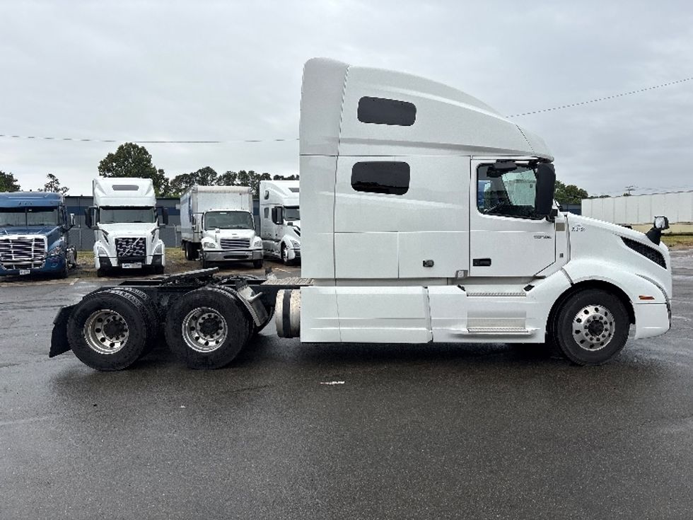 Sleeper Tractor-Heavy Duty Tractors-Volvo-2022-VNL64760-Mebane-NC-500,757\n\t\tmiles-$ 72,000 - Image 8