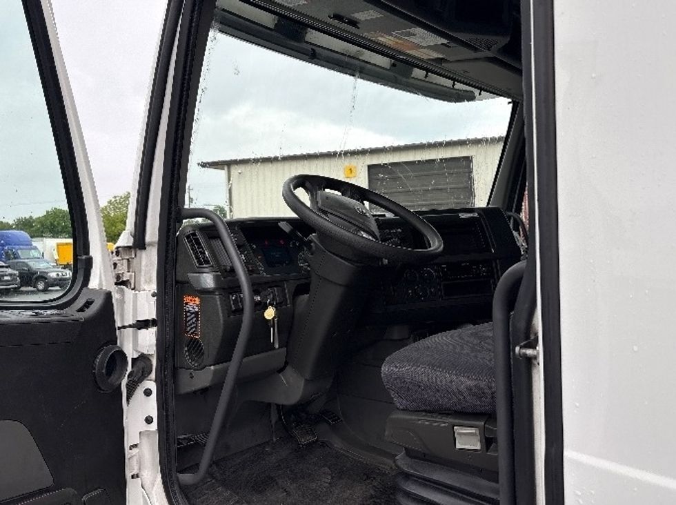 Sleeper Tractor-Heavy Duty Tractors-Volvo-2022-VNL64760-Mebane-NC-500,757\n\t\tmiles-$ 72,000 - Image 9