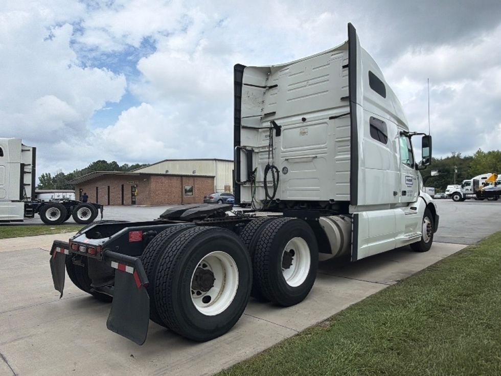 Sleeper Tractor-Heavy Duty Tractors-Volvo-2022-VNL64760-Mebane-NC-512,951\n\t\tmiles-$ 80,000 - Image 6