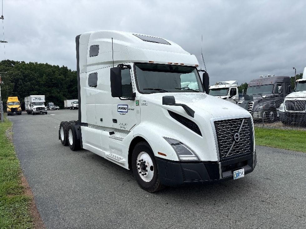 Sleeper Tractor-Heavy Duty Tractors-Volvo-2022-VNL64760-Mebane-NC-525,385\n\t\tmiles-$ 76,000 - Image 1