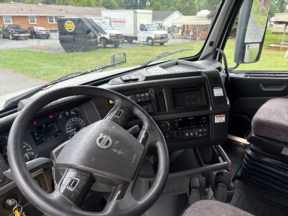 Sleeper Tractor-Heavy Duty Tractors-Volvo-2022-VNL64760-Mebane-NC-525,385\n\t\tmiles-$ 76,000 - Image 10