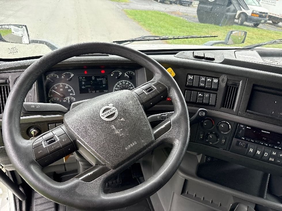 Sleeper Tractor-Heavy Duty Tractors-Volvo-2022-VNL64760-Mebane-NC-525,385\n\t\tmiles-$ 76,000 - Image 11