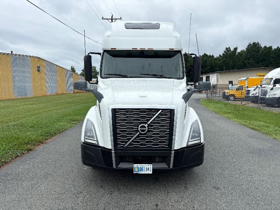 Sleeper Tractor-Heavy Duty Tractors-Volvo-2022-VNL64760-Mebane-NC-525,385\n\t\tmiles-$ 76,000 - Image 2