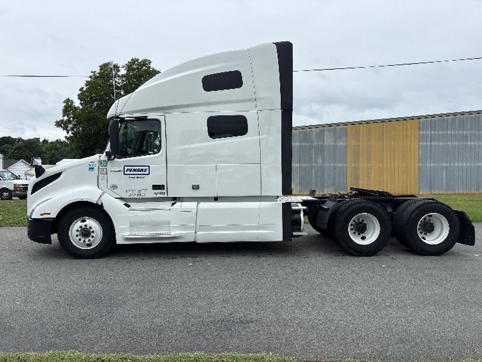Sleeper Tractor-Heavy Duty Tractors-Volvo-2022-VNL64760-Mebane-NC-525,385\n\t\tmiles-$ 76,000 - Image 4