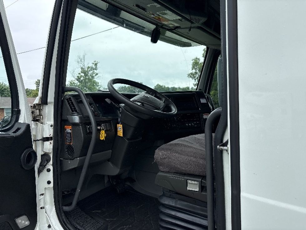Sleeper Tractor-Heavy Duty Tractors-Volvo-2022-VNL64760-Mebane-NC-525,385\n\t\tmiles-$ 76,000 - Image 9