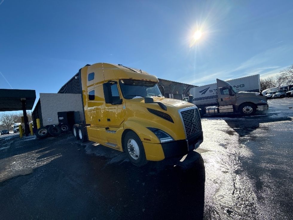 Sleeper Tractor-Heavy Duty Tractors-Volvo-2022-VNL64760-Medina-OH-553,915\n\t\tmiles-$ 59,250 - Image 1