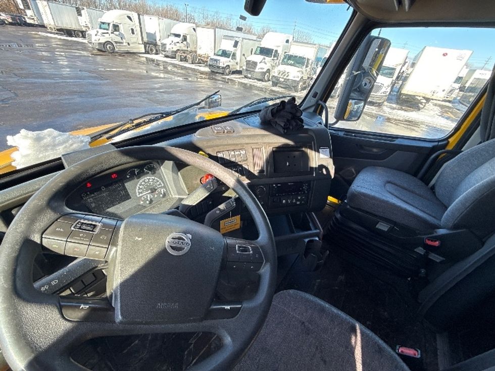 Sleeper Tractor-Heavy Duty Tractors-Volvo-2022-VNL64760-Medina-OH-553,915\n\t\tmiles-$ 59,250 - Image 10