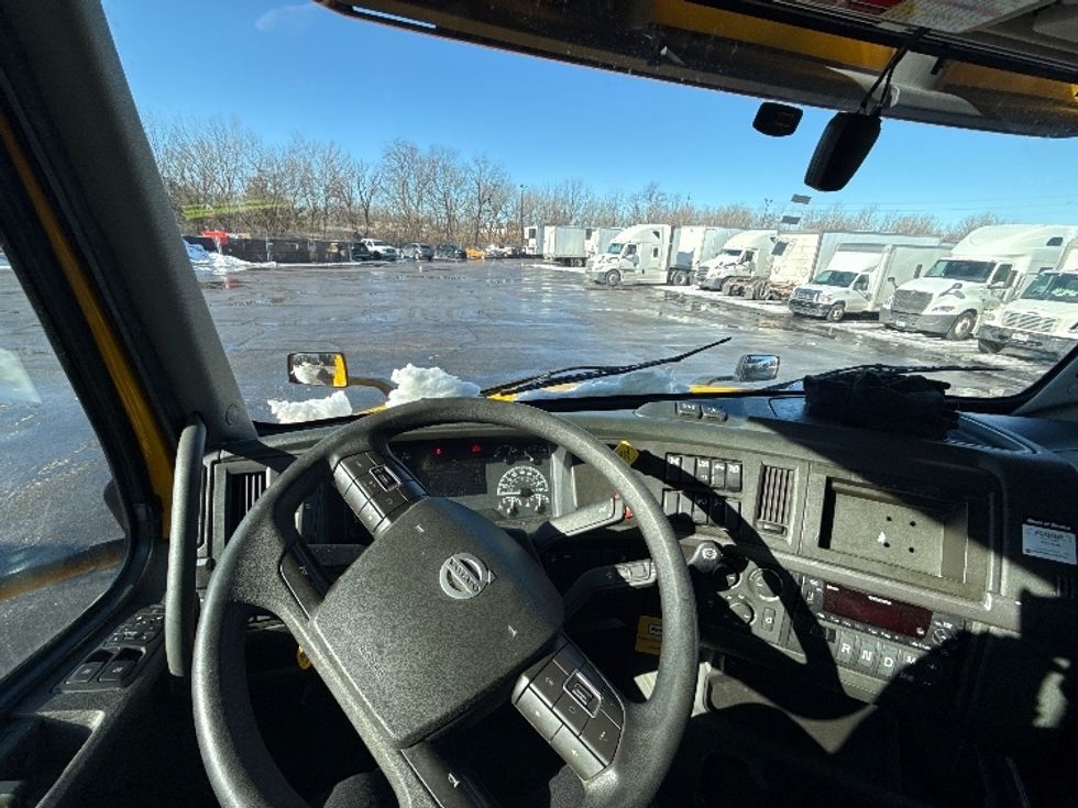 Sleeper Tractor-Heavy Duty Tractors-Volvo-2022-VNL64760-Medina-OH-553,915\n\t\tmiles-$ 59,250 - Image 11