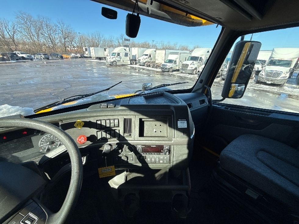 Sleeper Tractor-Heavy Duty Tractors-Volvo-2022-VNL64760-Medina-OH-553,915\n\t\tmiles-$ 59,250 - Image 12