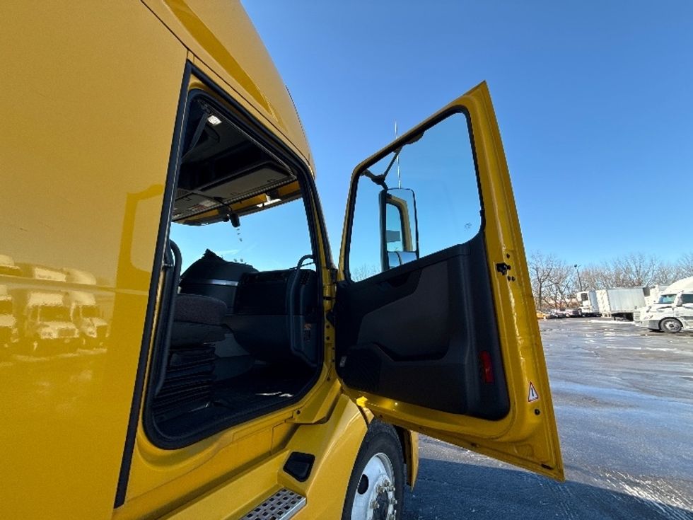 Sleeper Tractor-Heavy Duty Tractors-Volvo-2022-VNL64760-Medina-OH-553,915\n\t\tmiles-$ 59,250 - Image 13