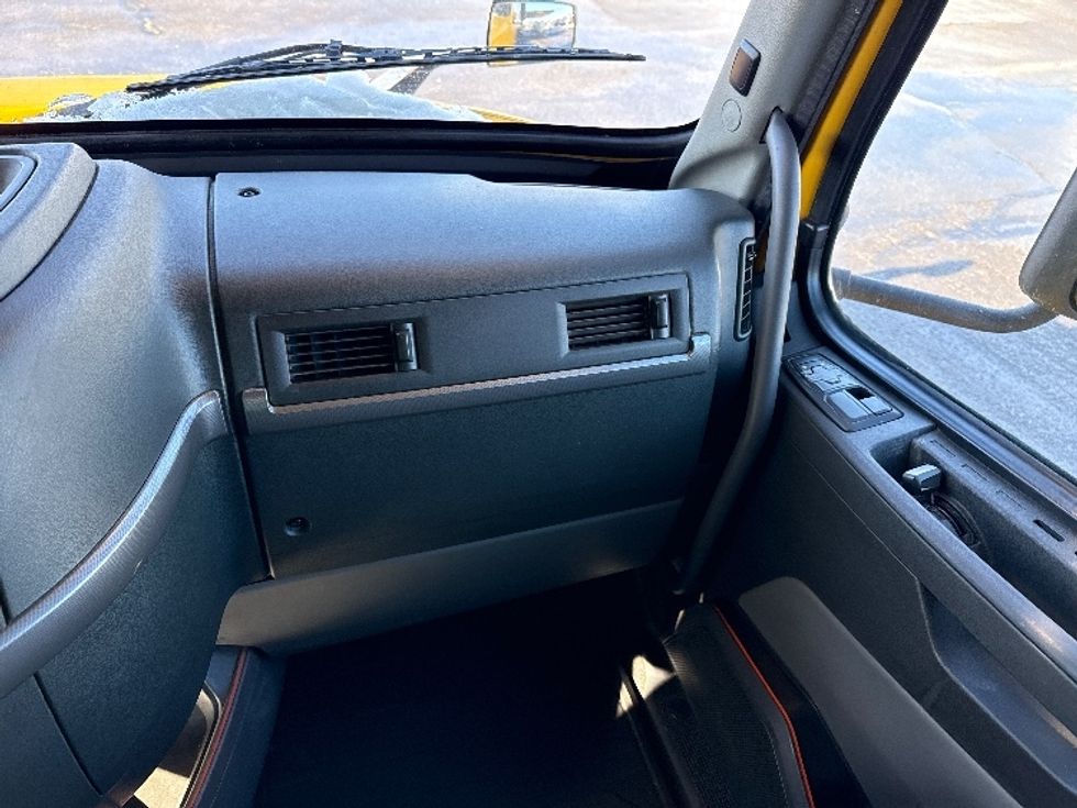 Sleeper Tractor-Heavy Duty Tractors-Volvo-2022-VNL64760-Medina-OH-553,915\n\t\tmiles-$ 59,250 - Image 14