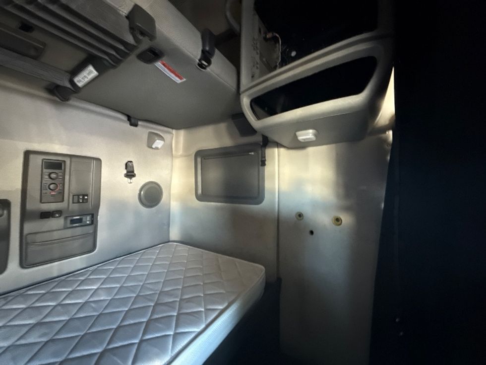 Sleeper Tractor-Heavy Duty Tractors-Volvo-2022-VNL64760-Medina-OH-553,915\n\t\tmiles-$ 59,250 - Image 18