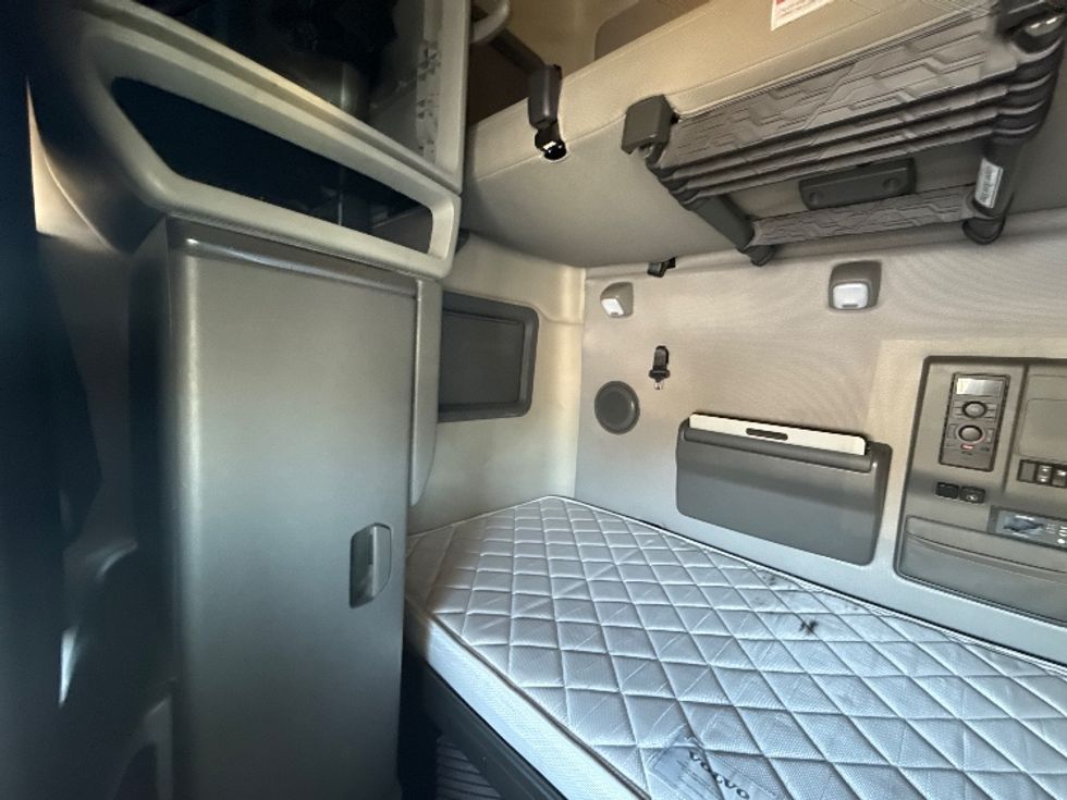 Sleeper Tractor-Heavy Duty Tractors-Volvo-2022-VNL64760-Medina-OH-553,915\n\t\tmiles-$ 59,250 - Image 19