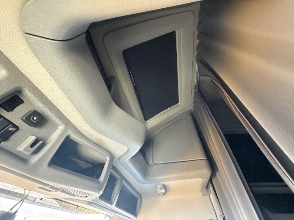 Sleeper Tractor-Heavy Duty Tractors-Volvo-2022-VNL64760-Medina-OH-553,915\n\t\tmiles-$ 59,250 - Image 23