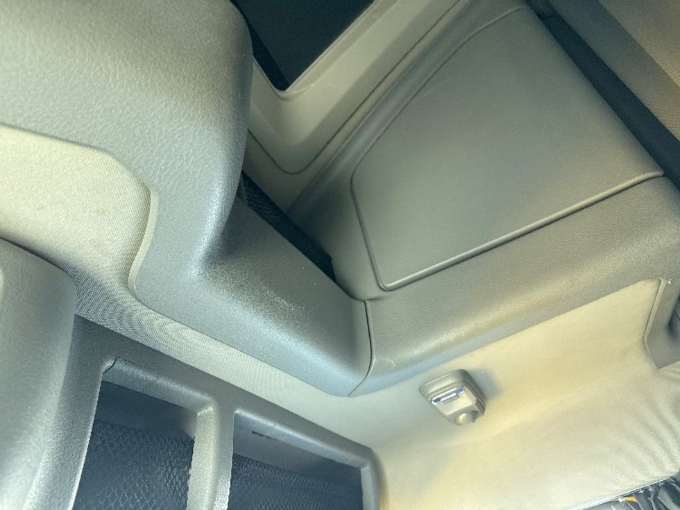 Sleeper Tractor-Heavy Duty Tractors-Volvo-2022-VNL64760-Medina-OH-553,915\n\t\tmiles-$ 59,250 - Image 24