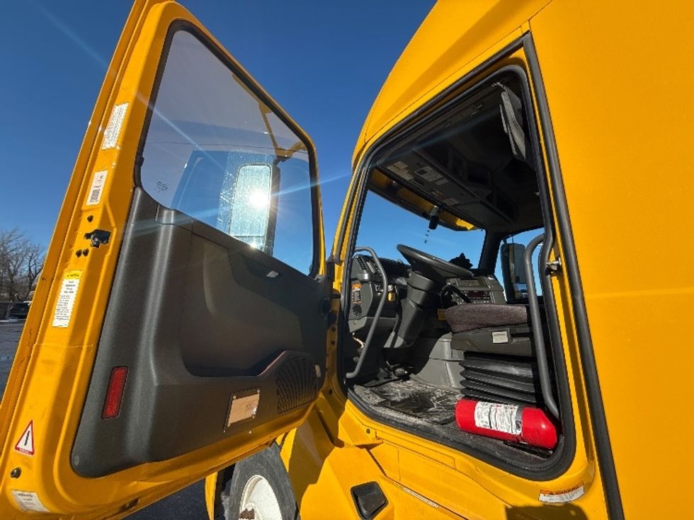 Sleeper Tractor-Heavy Duty Tractors-Volvo-2022-VNL64760-Medina-OH-553,915\n\t\tmiles-$ 59,250 - Image 9