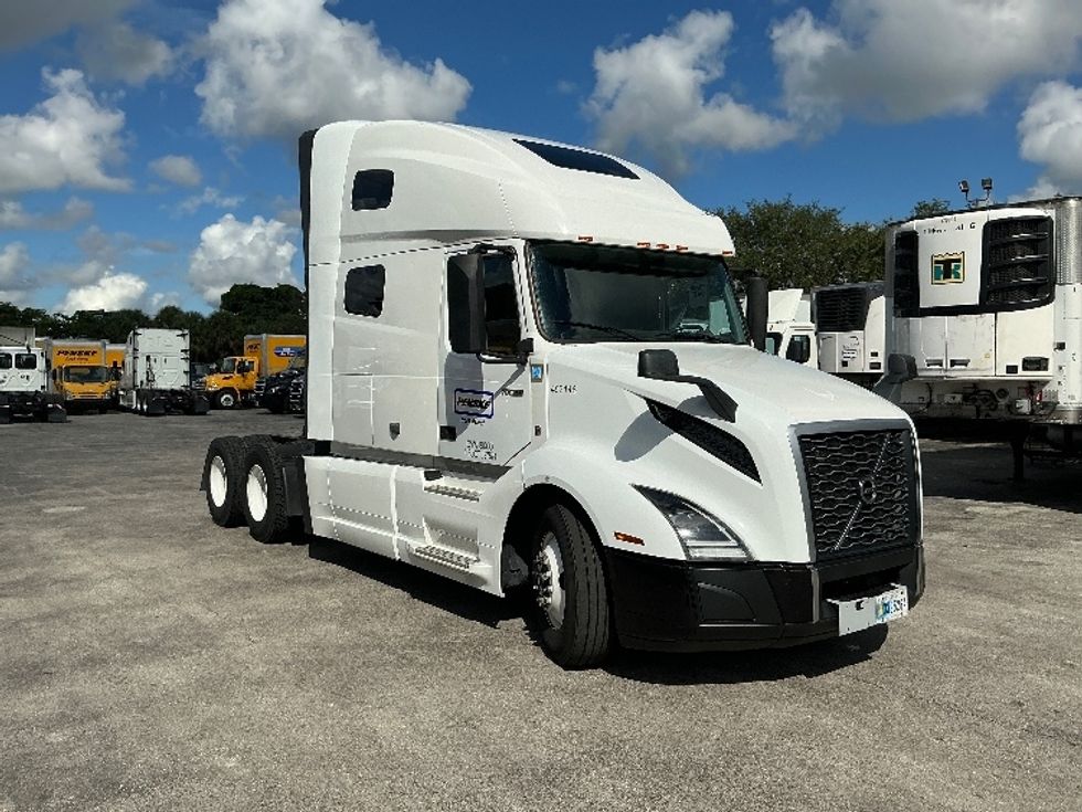 Sleeper Tractor-Heavy Duty Tractors-Volvo-2022-VNL64760-Medley-FL-479,044\n\t\tmiles-$ 75,750 - Image 1